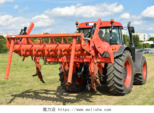 草地上准备播种的拖拉机拖拉机犁机械